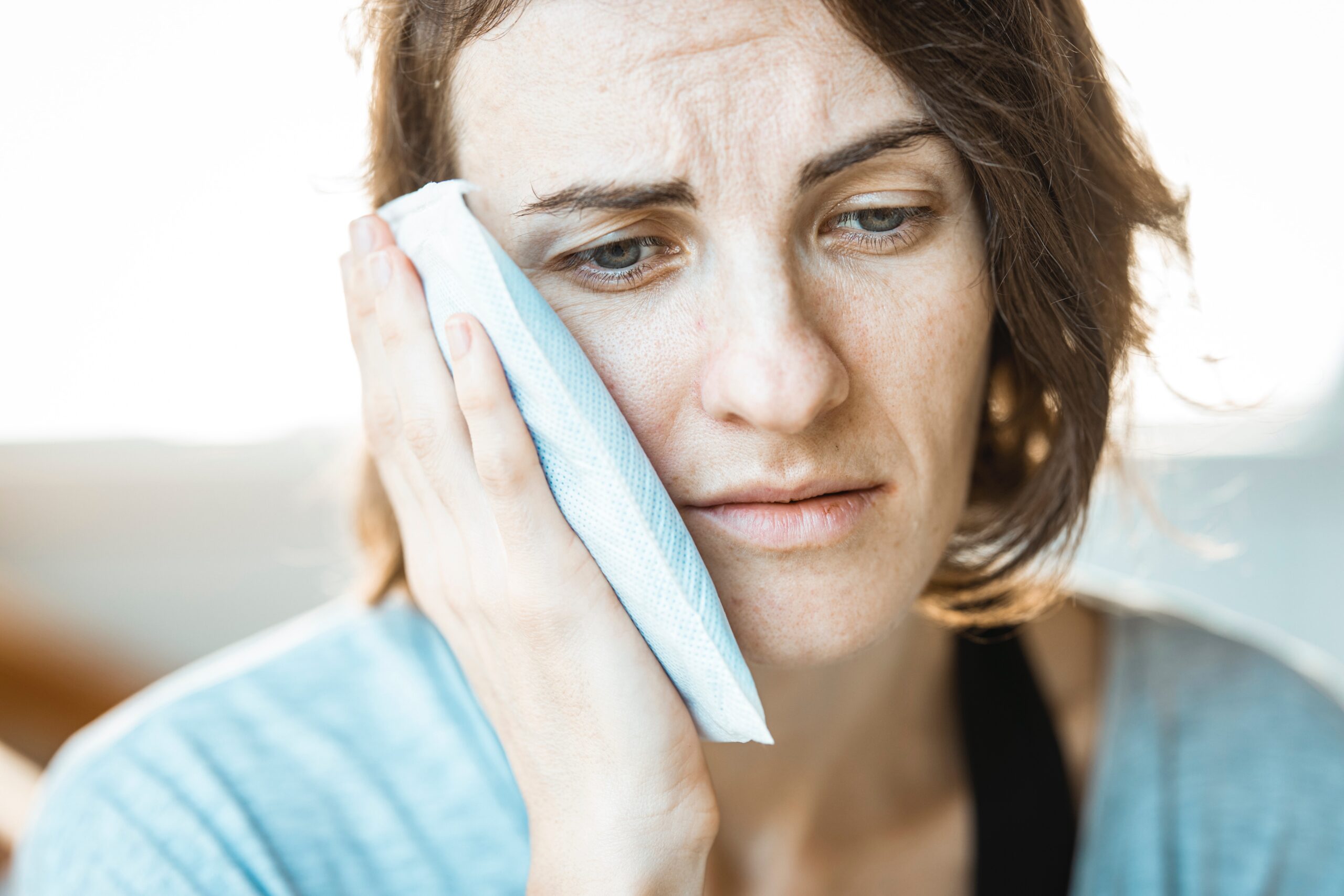 vrouw met spanning en pijn in kaken
